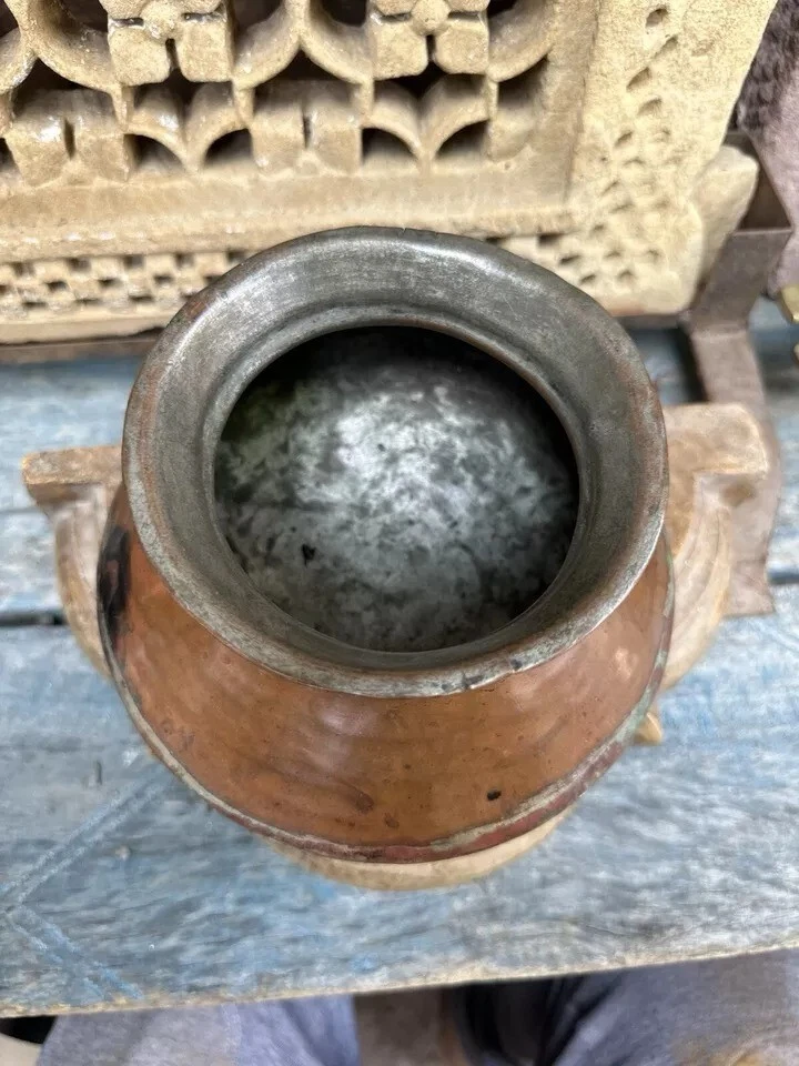 Antigua olla de cocina antigua de cobre forjada a mano tradicional india Foto 2 de 4