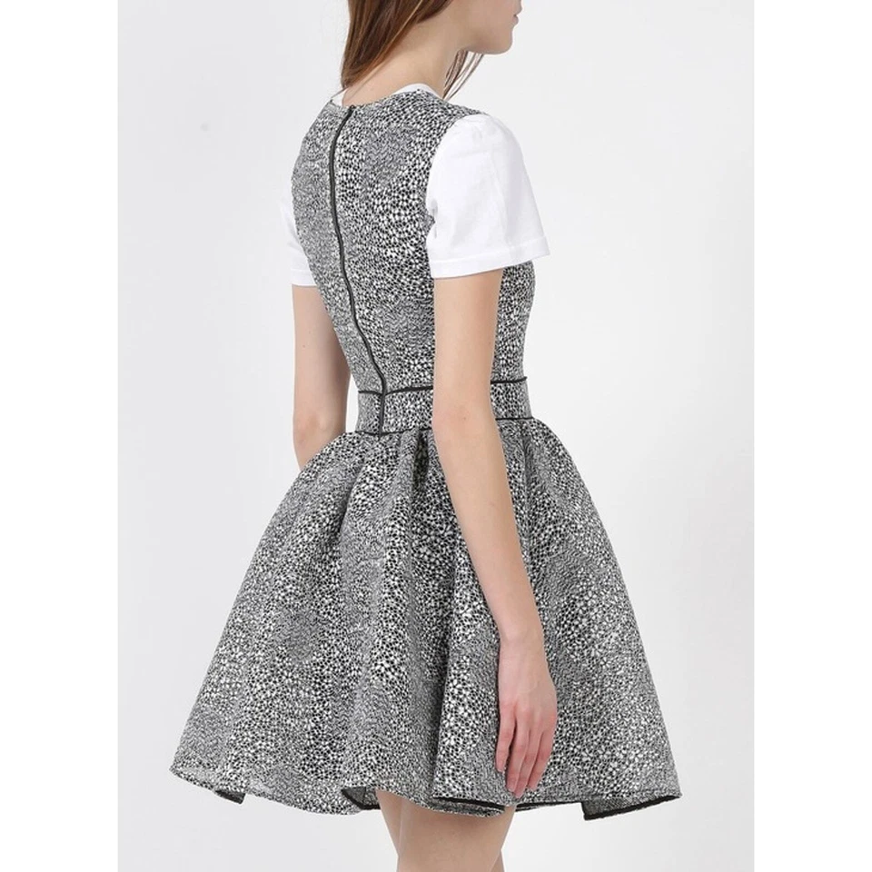 Mini vestido Maje Reinatta alargado jacquard preto branco sem mangas tamanho M/38 - Imagem 3 de 4