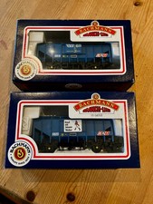 Rake of 2 Bachmann 35T Bulk Grain Wagons 33-126, 33-127