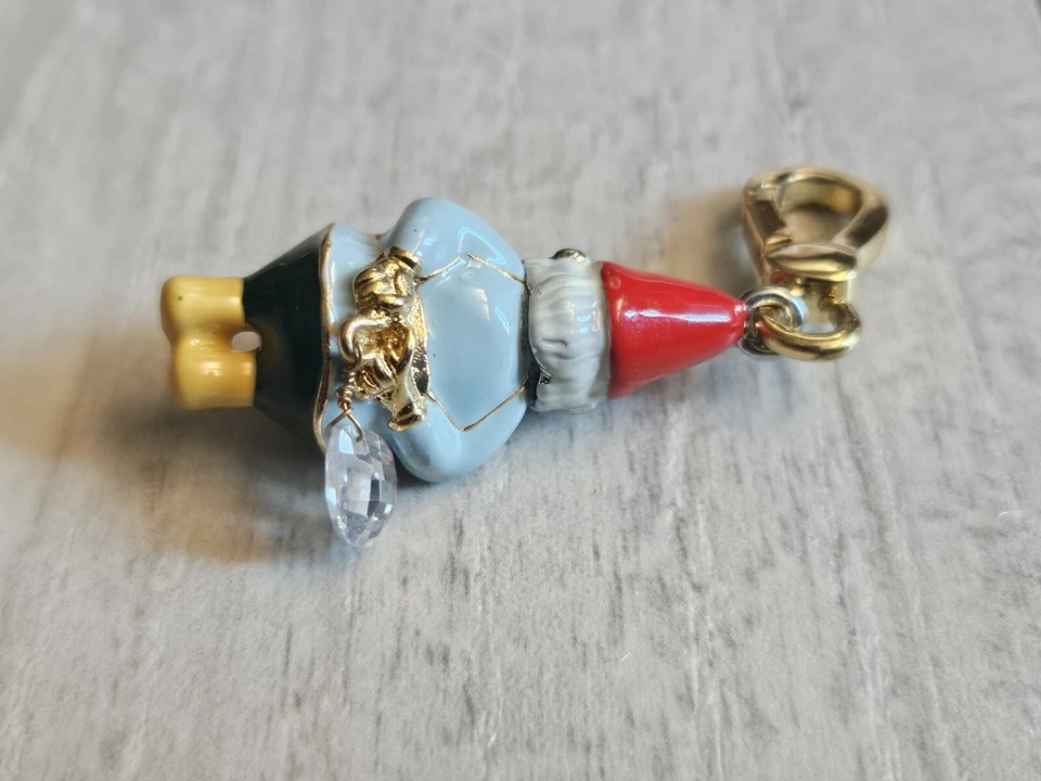 ❤️ Berloque de gnomo Juicy Couture para pulseira autêntico  - Imagem 3 de 4