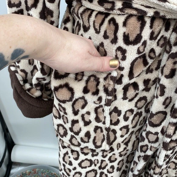 Bata larga envolvente N Natori para mujer talla grande marrón crema estampado animal leopardo proxeneta Foto 3 de 4