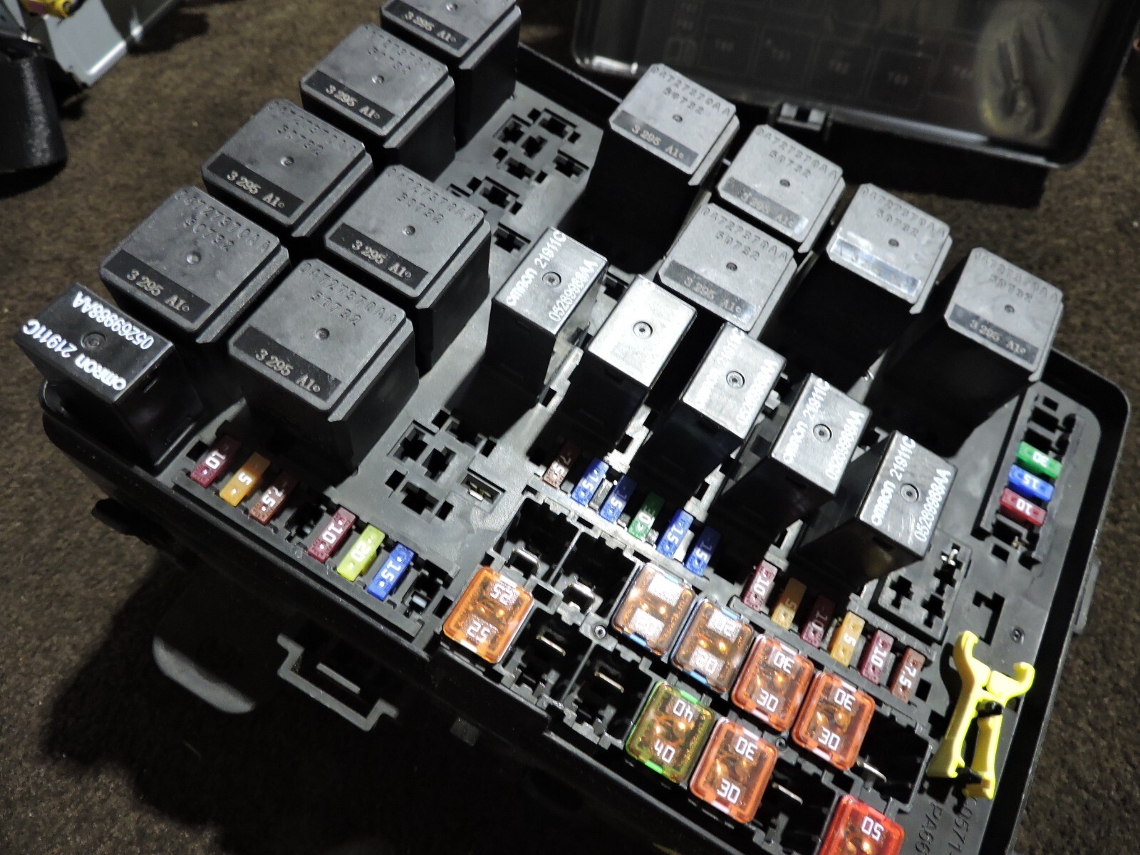 2014-17 MASERATI GHIBLI ENGINE FUSE RELAY JUNCTION BOX 67008650