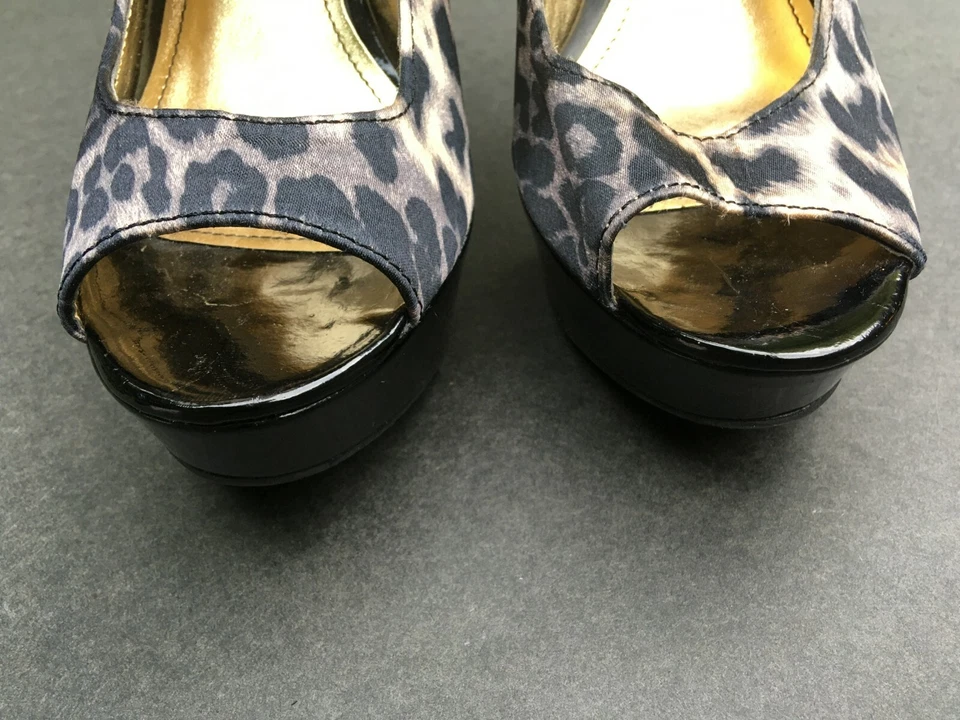 Tacones de aguja BAMBOO de leopardo con tiras y cremallera trasera charol negro punta abierta Foto 4 de 4