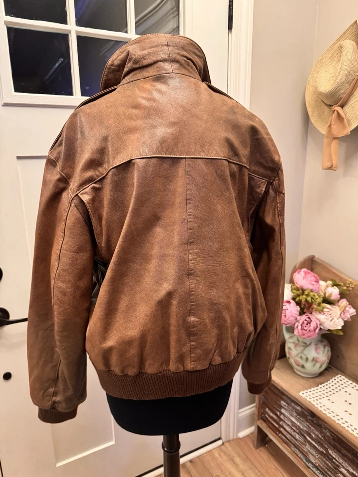 Chaqueta de bombardero vintage de cuero marrón envejecido ADAM SPENCER de los años 80 talla 46 con bolsillo Foto 4 de 4