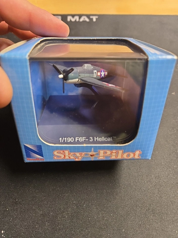 NewRay Sky Pilot Series Plane 1:190 F6F-3 HELLCAT Replica #7 - Image 2 of 3