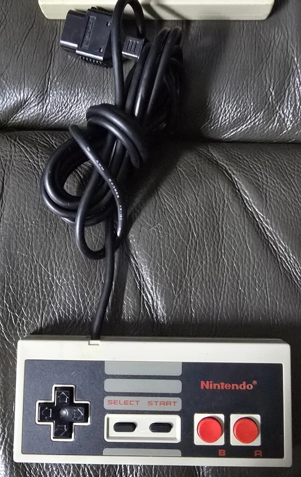 Original Nintendo NES Official Game Controller Lot Of 4 NES-004 TESTED WORKS - Image 4 of 4