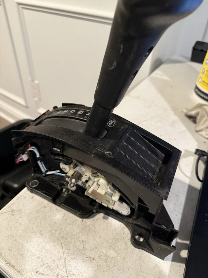 2001–2004 Nissan Frontier Automatic Floor Gear Shifter Lever Assembly OEM - Image 4 of 4