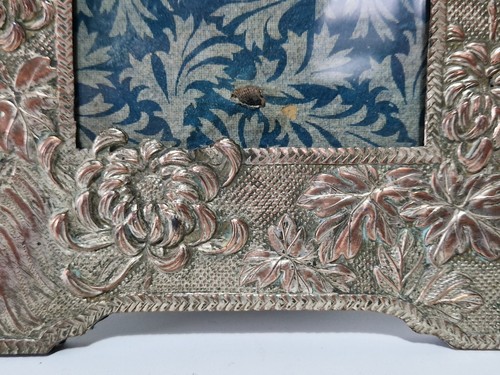 Antigua placa de plata en relieve japonés sobre marco de fotografía de crisantemos de cobre - Imagen 6 de 11