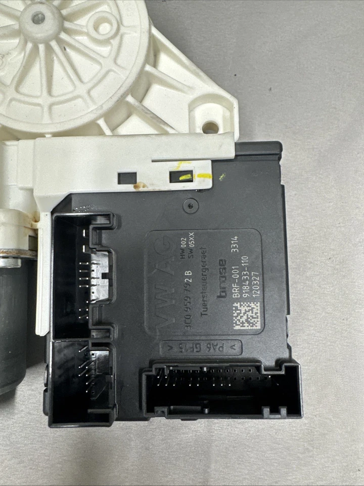 Volkswagen Passat Front Right/Pass Power Window Regulator Motor 561959702 - Image 3 of 4