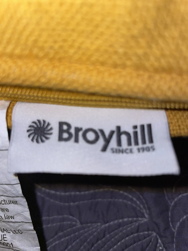 Almohada decorativa BROYHILL 14”x26” de gran tamaño estilo lumbar “Crazy Family” amarilla Foto 3 de 4