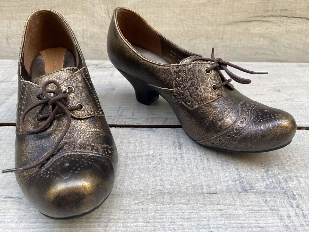 Womens CLARKS Vintage Style Gold Leather Brogue Lace up Mid Court Shoes Size 5