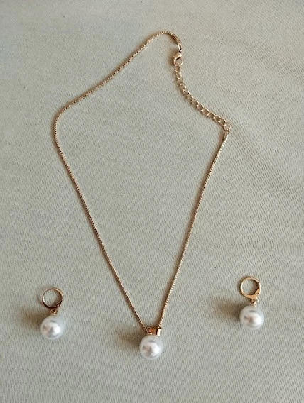 Schmuckset Halskette und Ohrringe in Goldfarbe mit Perlen - Bild 2 von 4