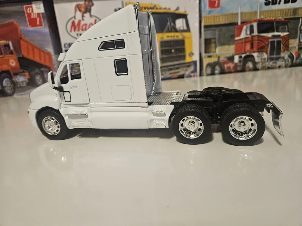 1/32 Scale Diecast Replica By Welly Kenworth T2000 - Image 4 of 4