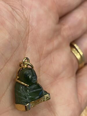 Geschnitzter grüner Jade Buddha vergoldet Anhänger Charm Miniatur 2 x 1,5 x 0,8 cm