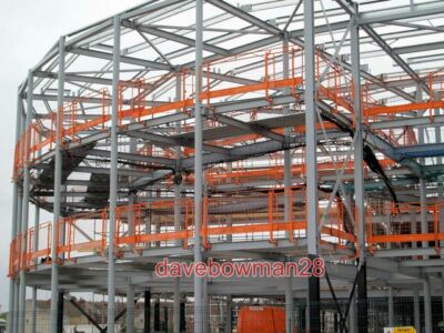 FOTO STAHLRAHMEN ZUR NEUEN SCHULANLAGE.  2006