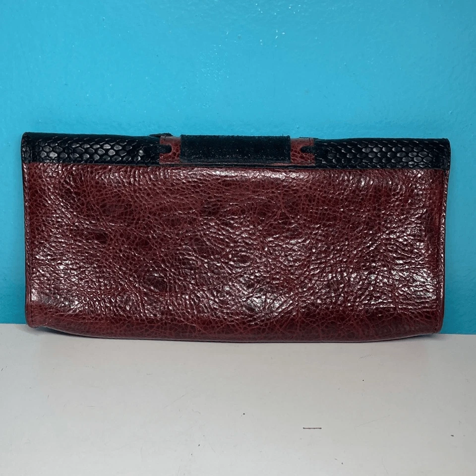 Сумка-клатч Leatherock из тисненой кожи 10 x 5 дюймов коричневая и черная - Изображение 2 из 4