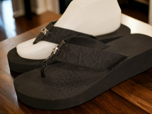 NEW WOMEN'S CALVIN KLEIN BLACK WEDGE FLIP FLOP SANDALS MEENA-T SIZES 6,7,8,9,10