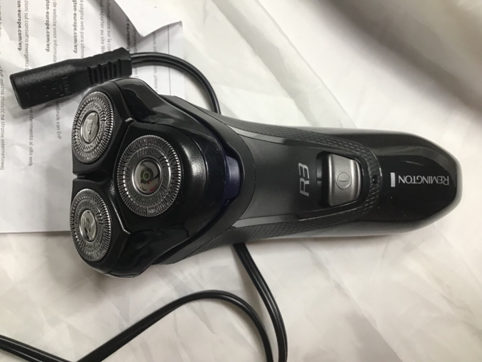 Remington Shaver R3 Electric Rotary Shaver, Flexing Blades, Pop-Up Trimmer R3002