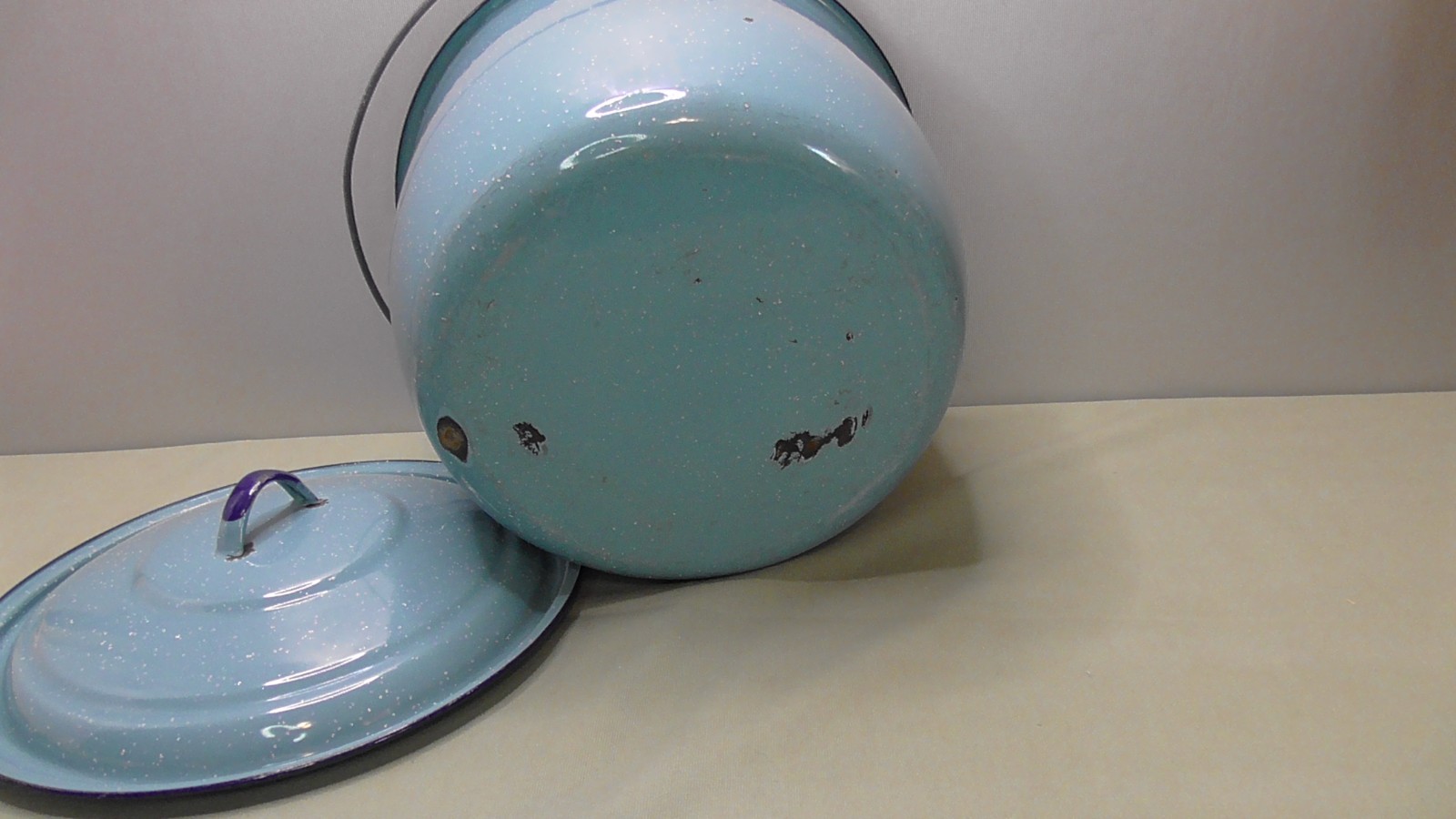 Vintage 11.5"  Enamelware Enamel Metal Camp Survival Soup Stock Pot speckled blu