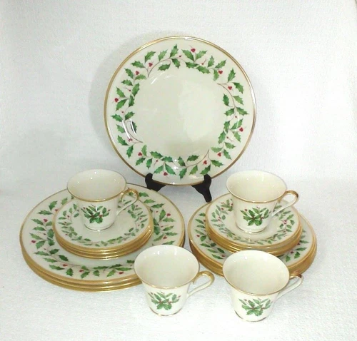 Lenox HOLIDAY Holly Berry Christmas China 20 Piece Set ~ Service for 4