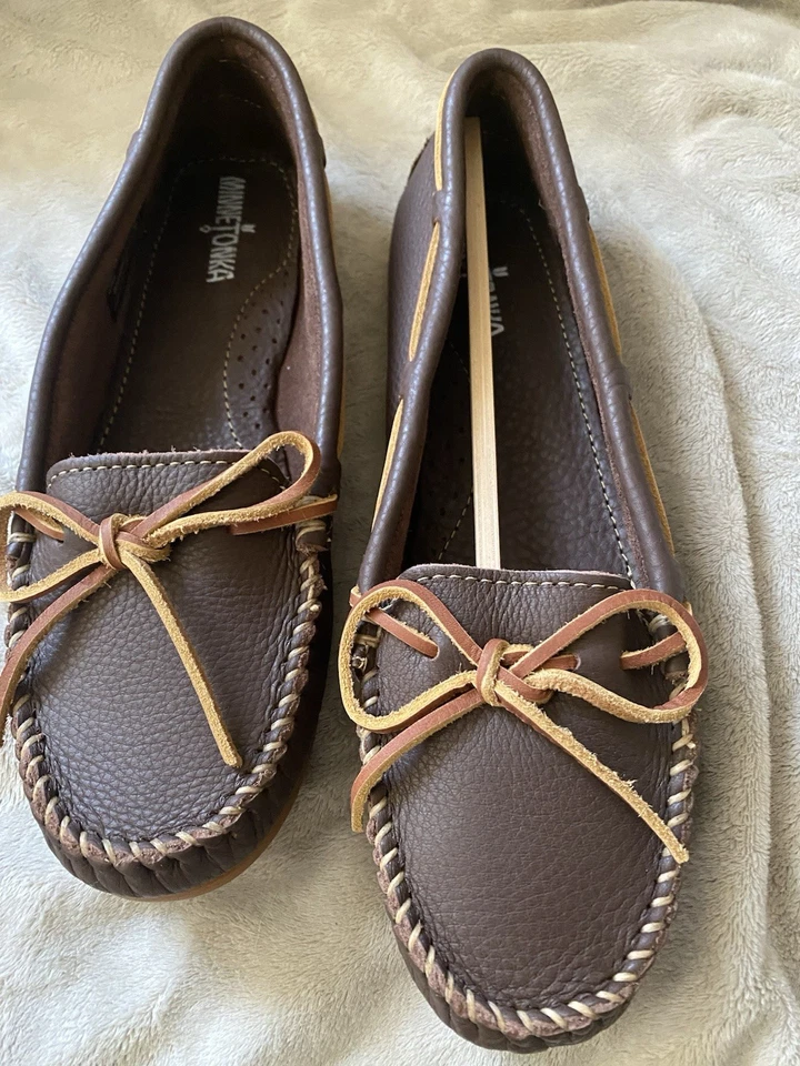 Mocasines para mujer Minnetonka 9,5 cuero marrón 616S barco sin usar, en caja nuevos Foto 2 de 4