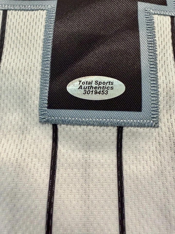 HAZ UNA OFERTA EN Camiseta a Rayas Autografiada por Michael Jordan de los Barones Medias Blancas Certificado de Autenticidad Foto 4 de 4