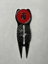Crosshairs Divot Tool & TW Tiger Woods Nike 1" Flat Coin Golf Marker - A Beauty!
