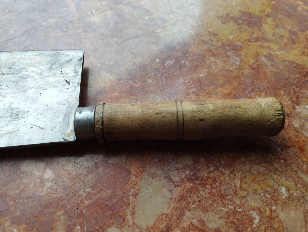 Ancien couperet en fer forgé feuille de boucher décor coeur