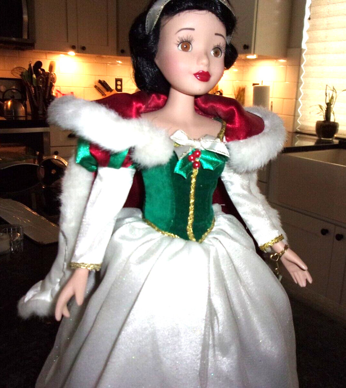 DISNEY PRINCESS SNOW WHITE PORCELAIN DOLL - HOLIDAY WINTER EDITION WITH TWO KEYS