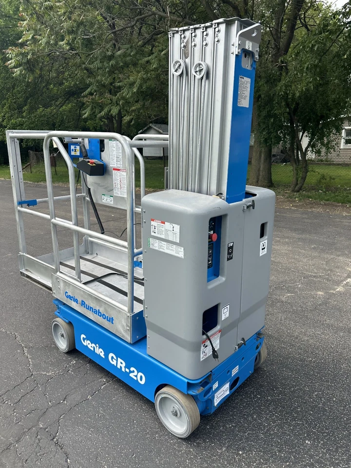 2017 COMPACT GENIE GR-20 COMPACT RUNABOUT PERSONNEL MANLIFT VERTICAL GENIE LIFT - Image 3 of 4