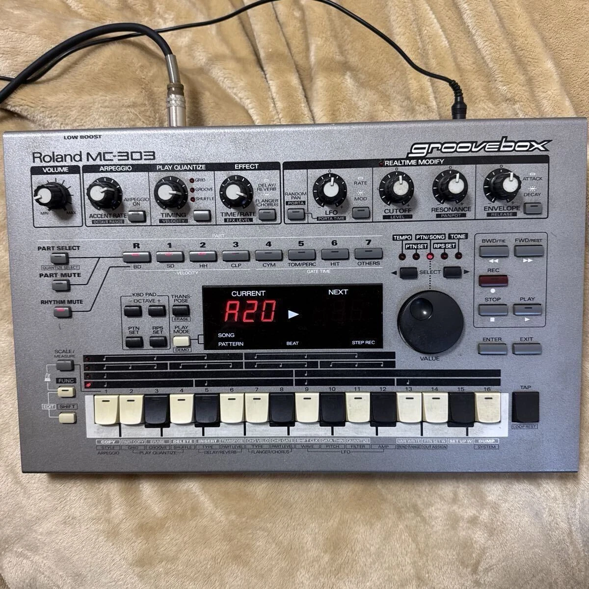 最終値下げ　Roland MC-303 シンセサイザー 最終値下げ Roland MC-303 シンセサイザー 最終値下げ Roland MC-303