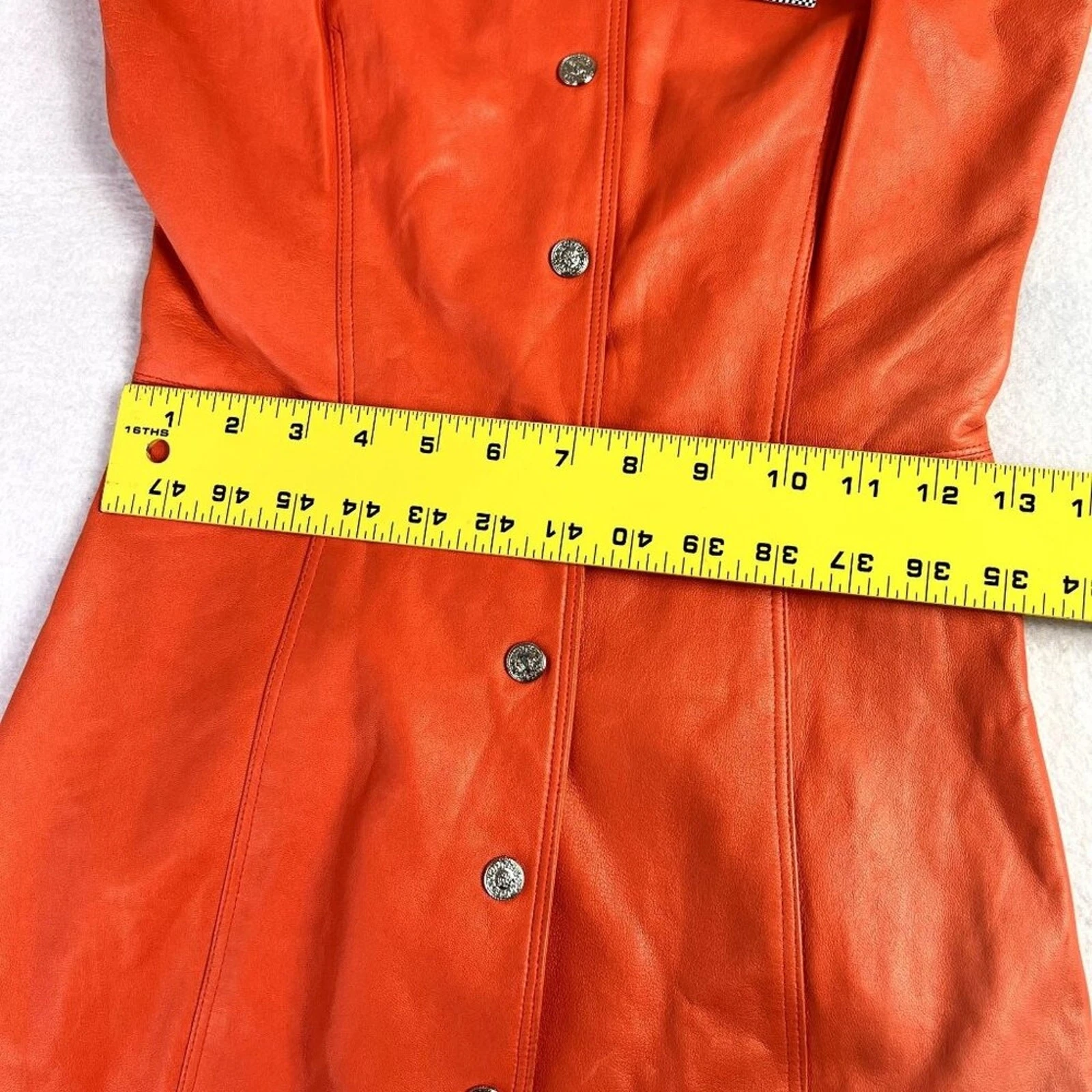 Abito Gianni Versace XS pelle arancione anni 80 bottoni a pressione senza maniche vintage linea A