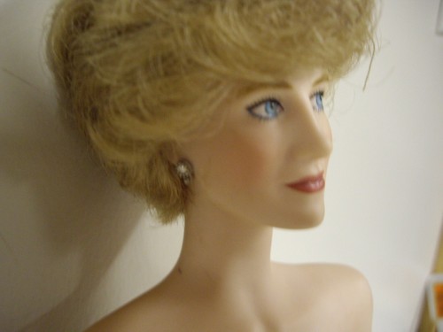 Muñeca de porcelana Diana princesa de Gales de 17" de alto - Imagen 3 de 12