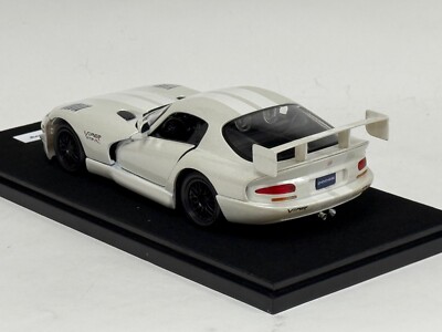 1/18 Maisto Dodge Viper GTS R GT2 in White on custom base AB1059