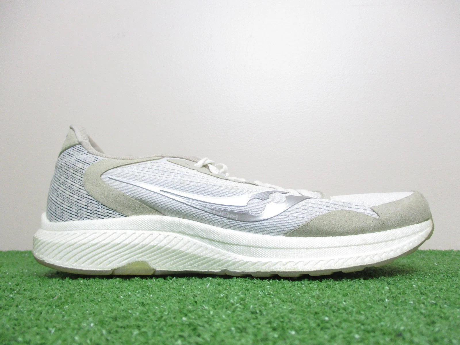 Saucony Freedom 4 Mens Size 9 Medium D Natural Beige Grey Sneakers S20617-15