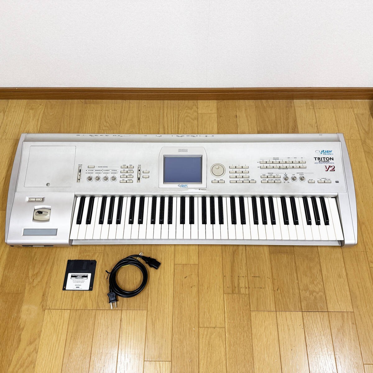 ハードケース付き！KORG TRITON STUDIO V2 シンセサイザー KORG TRITON STUDIO V2 シンセサイザー ハードケース付き