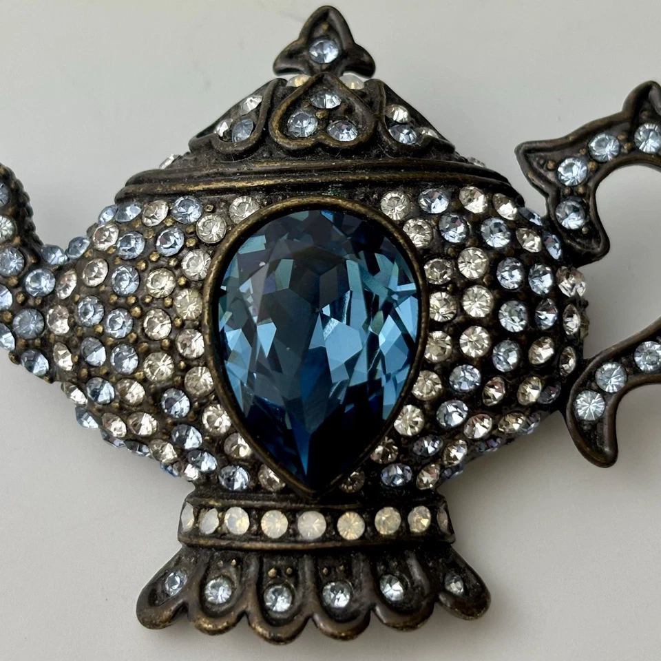 Broche prendedor tetera cristal transparente y azul pavé "Mi taza de té" Heidi Daus 2,5"" Foto 2 de 4