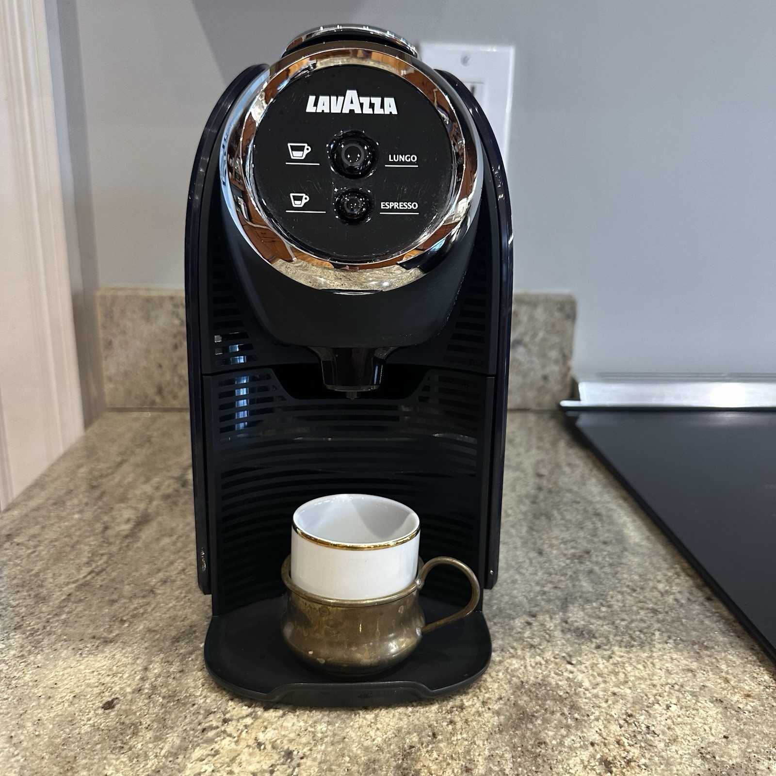 Lavazza Classy Mini Blue Capsule Espresso Machine | Fast Heat | Compact | LB 300