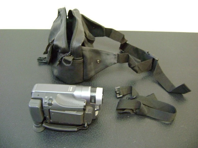 JVC Digital Compact VHS Camcorder - Model GR-SXM320U  Used - untested - Image 4 of 4