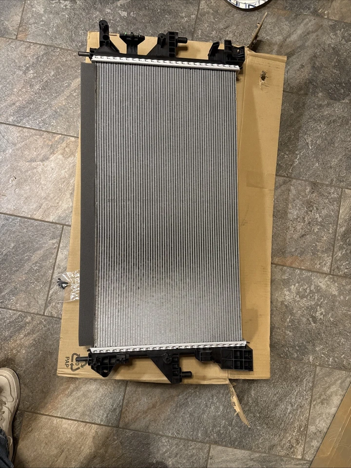 Radiador de refrigeración motor Mopar original 86648998AA 2022-2025 RAM PROMASTER 2500 Foto 4 de 4