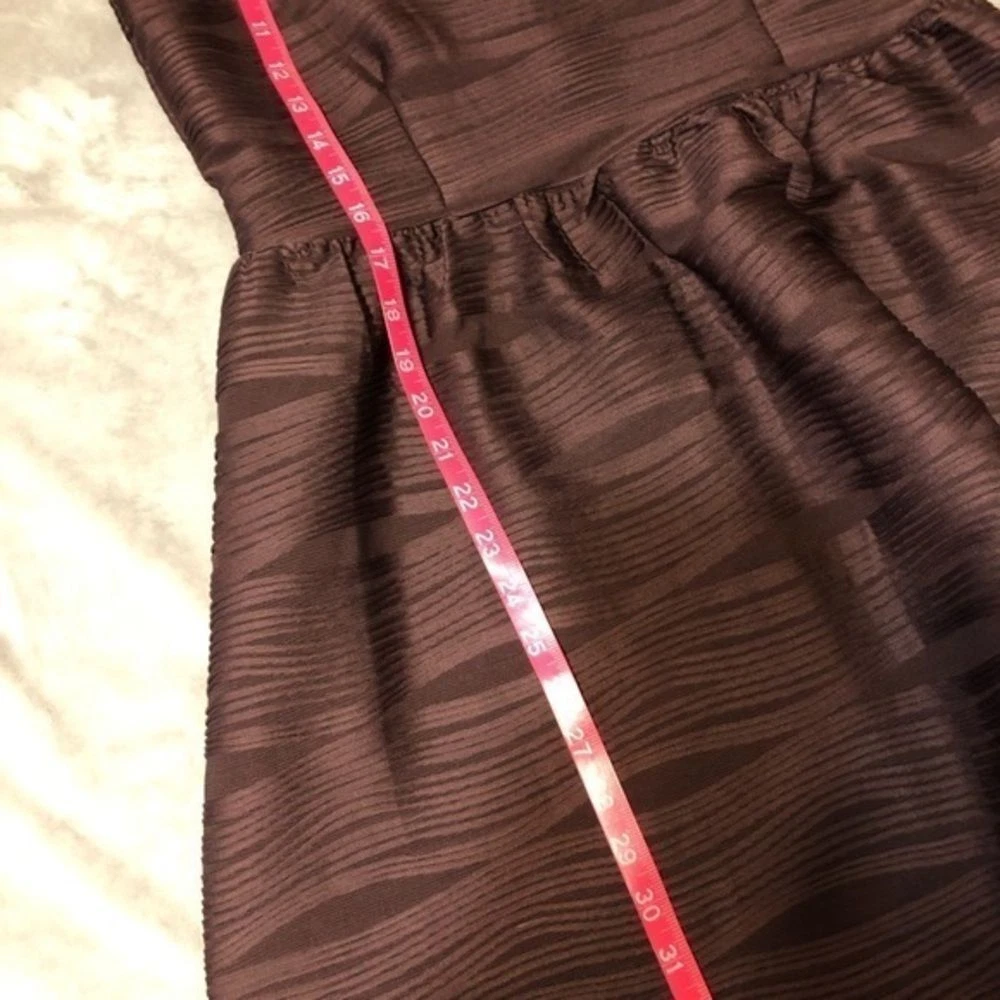 VETEMENTS Abito smanicato Juniors rewind marrone scuro testurizzato vestibilità e svasato grande