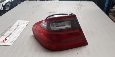 Pfostenleuchte. Ostteil. Links MERCEDES-BENZ Classe E (W/S210) 200 Ber.