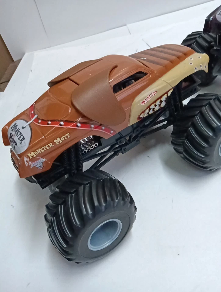 2 Hot Wheels 4 x 4 Monster Trucks Monster Mutt Rotweiler 2010 7 Inches Long -2 - Image 4 of 4