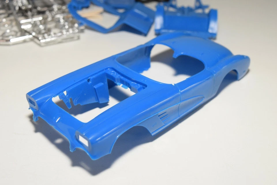 A27 1:25 REVELL 1203 CHEVROLET CORVETTE KIT PRESQUE COMME NEUF EN BOÎTE - Photo 2/4