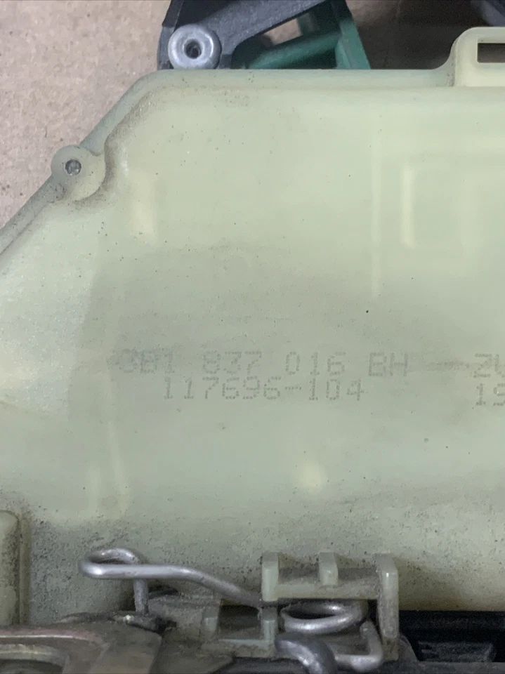1999-2010 Volkswagen Door Lock Actuator Motor front Right 3B1837016BH - Image 3 of 4