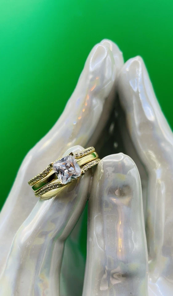 Juego de anillos solitario de plata esterlina chapado en oro amarillo corte princesa circonita cúbica 6x6 talla 8 Foto 3 de 4