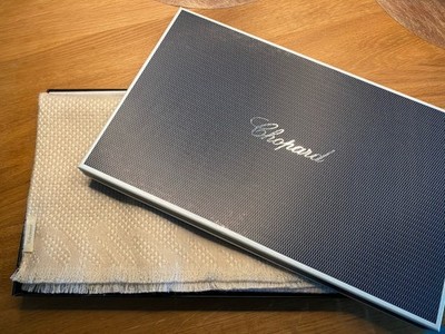 weiche Kaschmirstola von Chopard in Pastellfarben mit Logoprägung