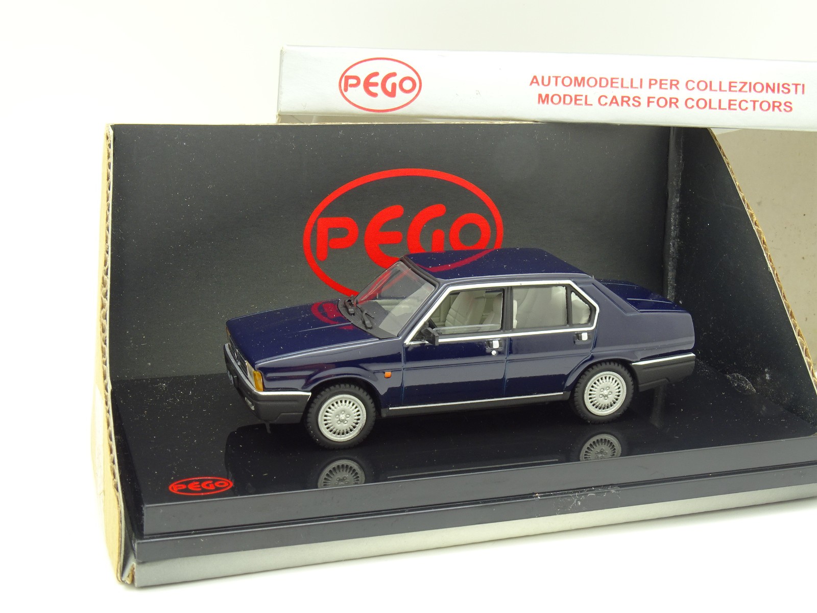 Idée cadeau voiture collection Alfa Romeo 90 bleue Pego 1/43