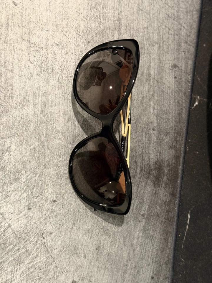 Женские солнцезащитные очки Versace модель 4295-A поляризованные кошачьи глаза черные/золотистые - Изображение 3 из 4