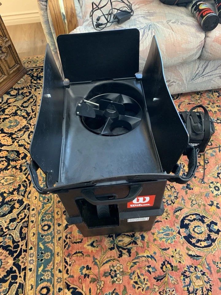 Máquina de bolas de tênis Wilson Tutor com controle remoto. Pacote de bateria, 3 raquetes e bolas - Imagem 3 de 4